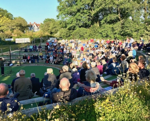 Midsummer tour audiences